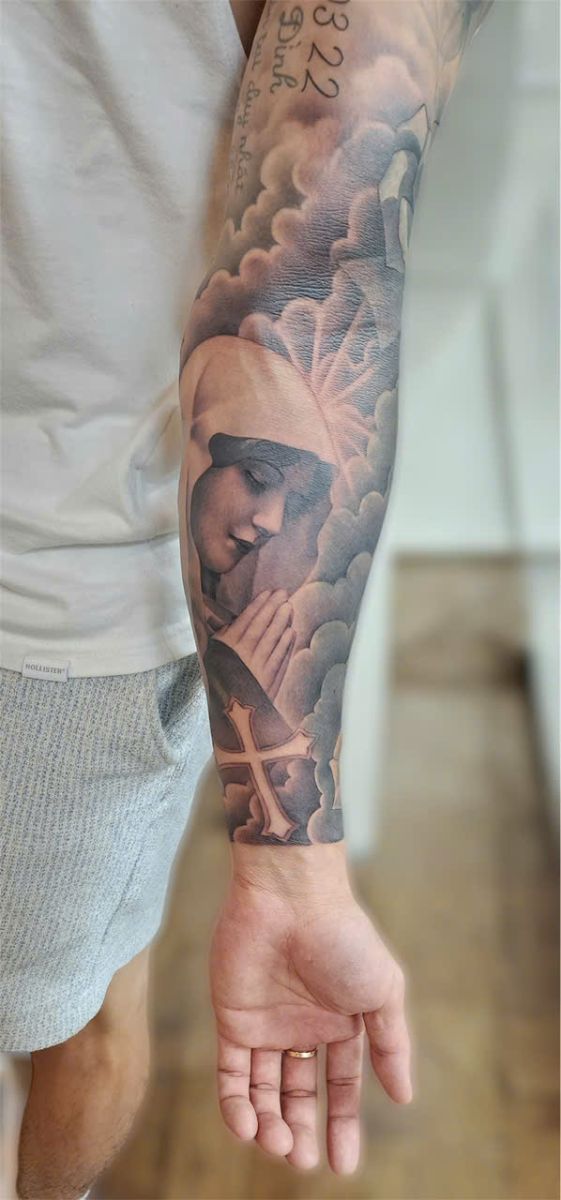 Tattoo artist working on Blackwork design at QV Tattoo District 3, Ho Chi Minh City