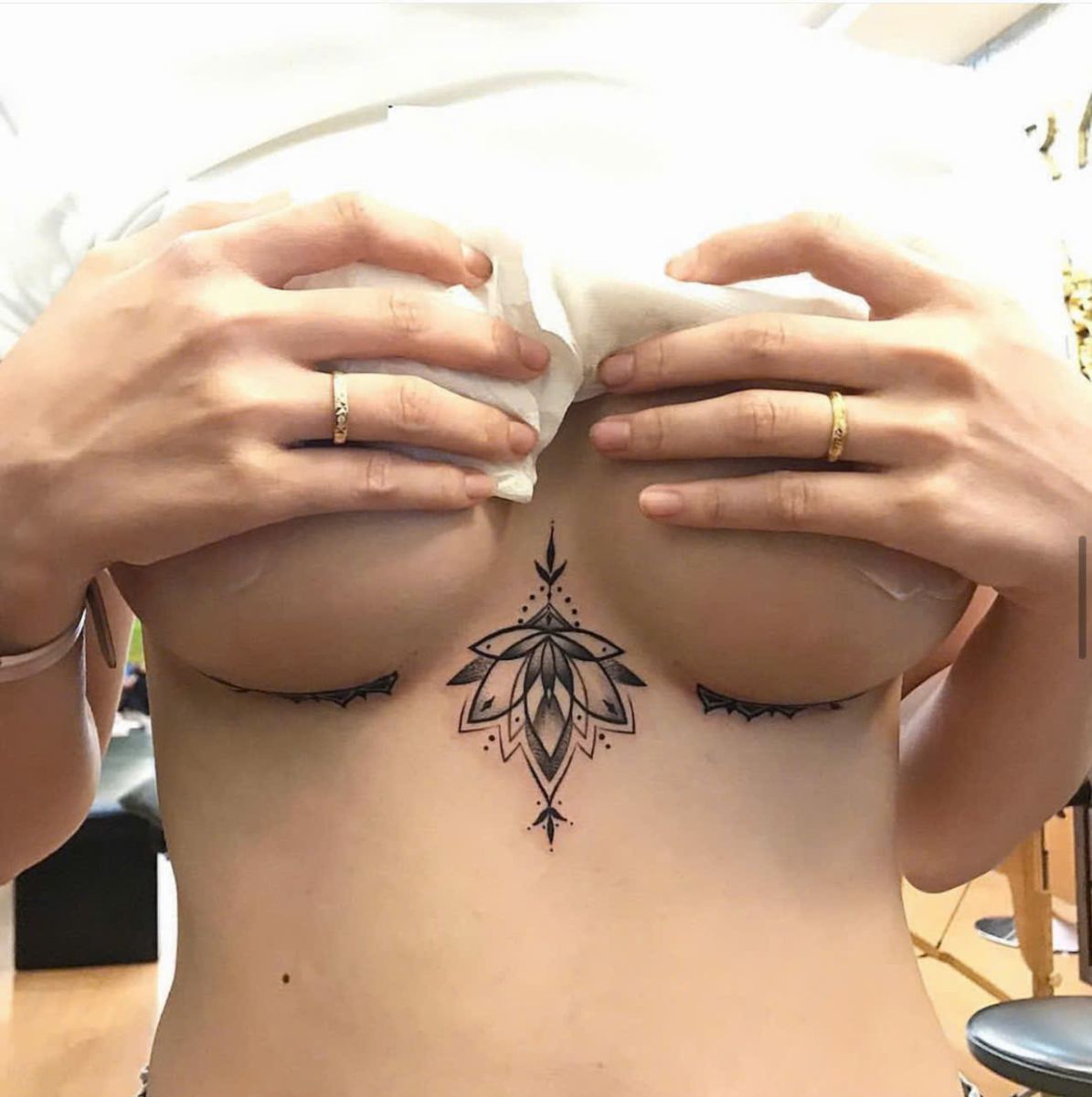 Minimalist mini tattoo design at Tattoo Studio District 3